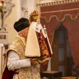 Ed ecco a un tratto apparire la statua, portata in braccio dal sacerdote don Nicola Bux...